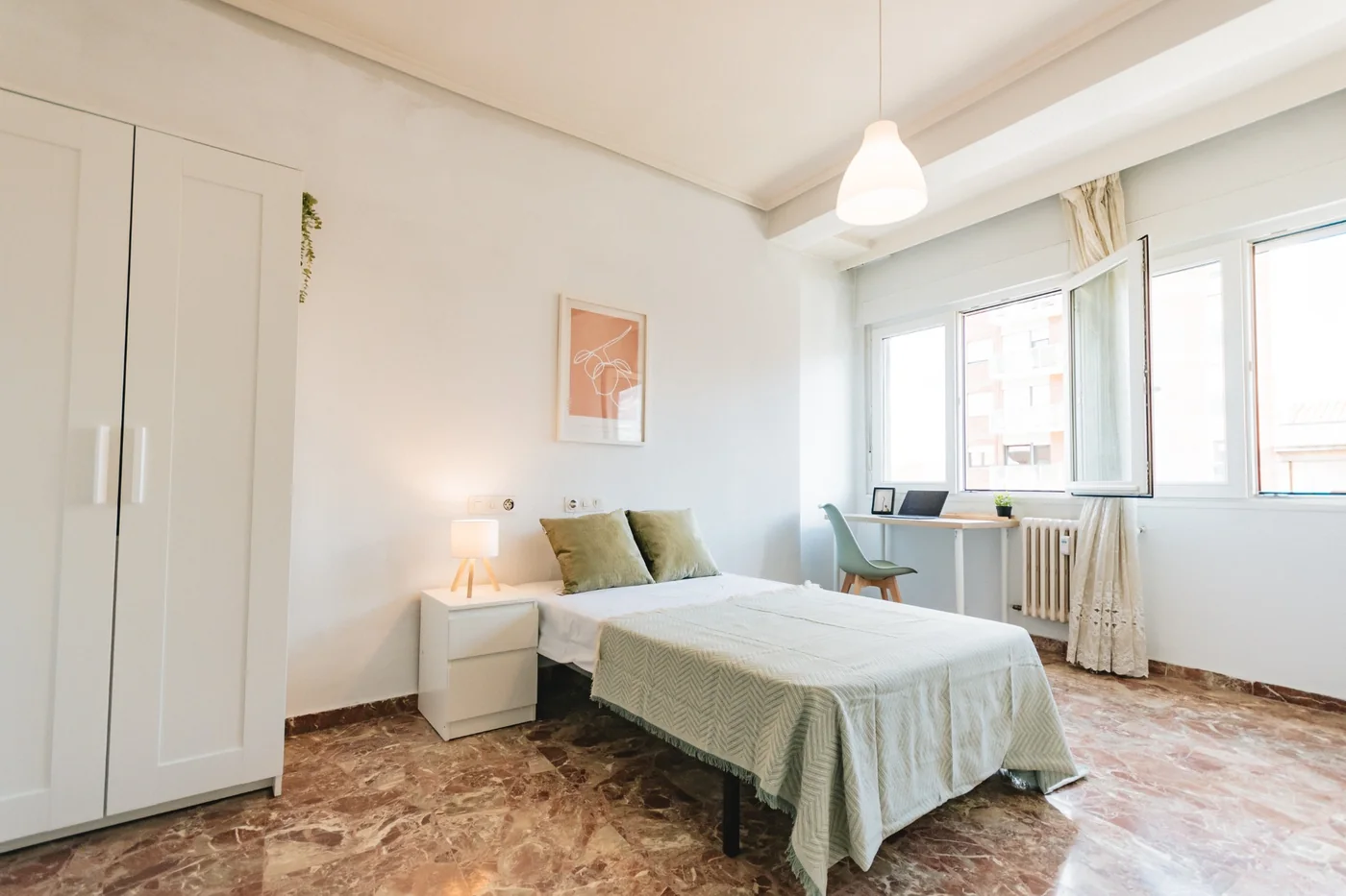 Habitación doble con armario, escritorio y ventana