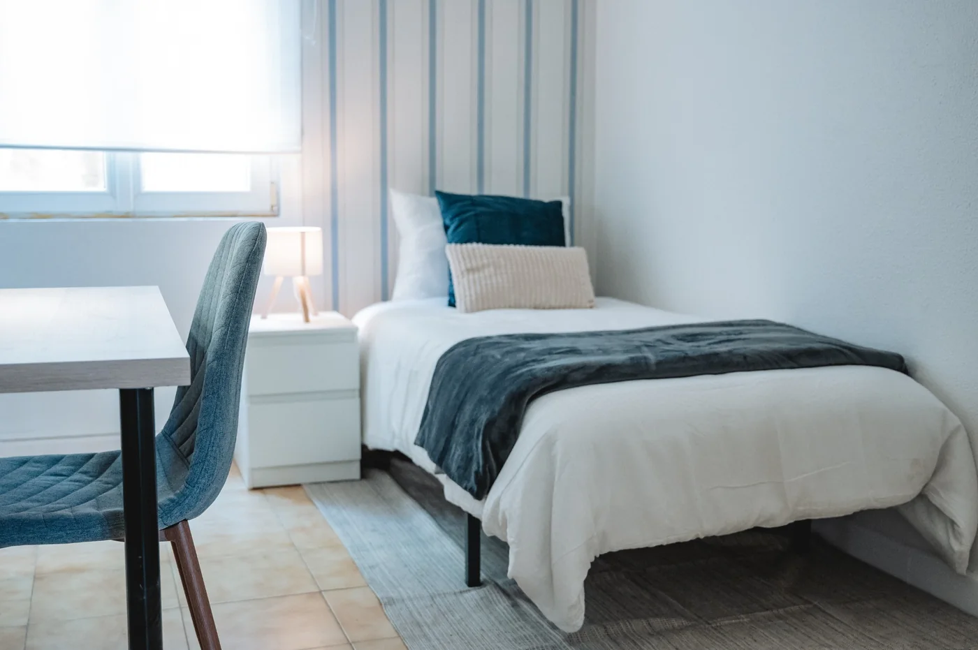 Habitación individual con cama y escritorio
